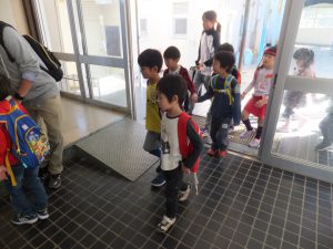 小学校体験 - 小学校到着